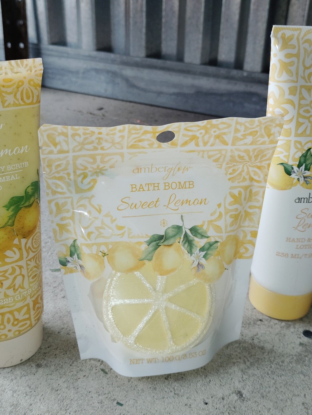 Sweet Lemon Bath Set - Yellow Citrus Soak & Lotion New Women's Bath Set - Picture 2 of 4
